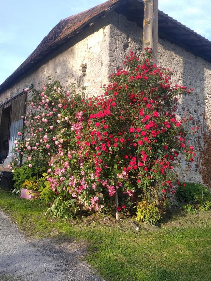 Maison De Campagne A La Ferme Pillac Exteriér fotografie